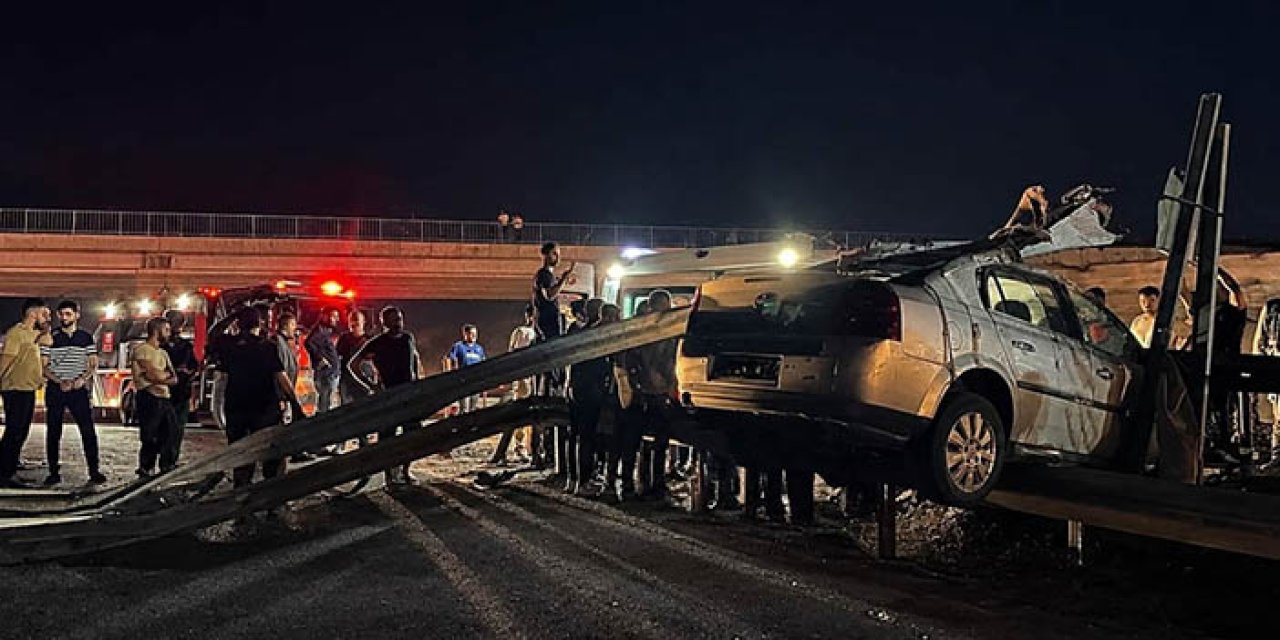 Çelik bariyerlere çarpan otomobilin ehliyetsiz sürücüsü öldü