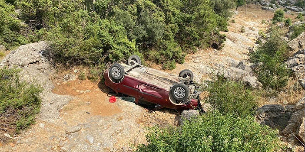 Adana'da otomobil şarampole devrildi; 2 yaralı