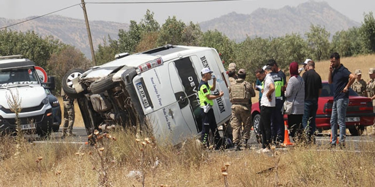 Nişan törenine gidenleri taşıyan minibüs devrildi; 7 ölü, 9 yaralı