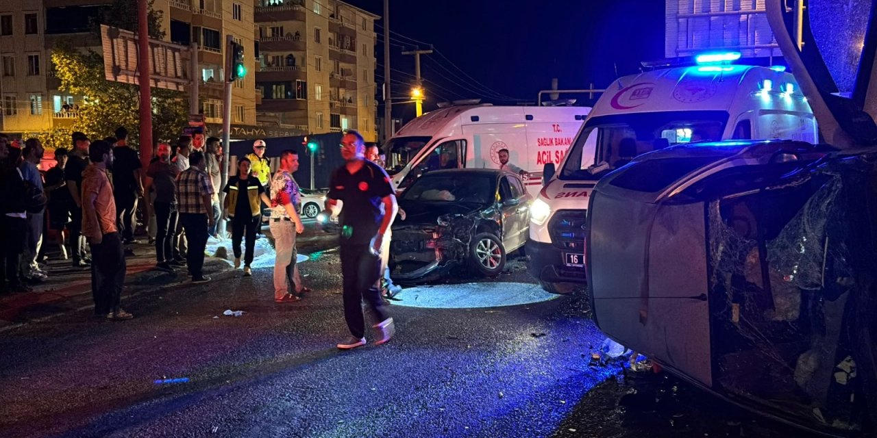 Bursa'da kavşakta 3 otomobil çarpıştı: 1'i ağır, 5 yaralı