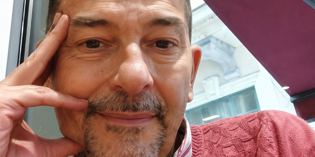 Profesör evinde yarı çıplak ölü bulundu