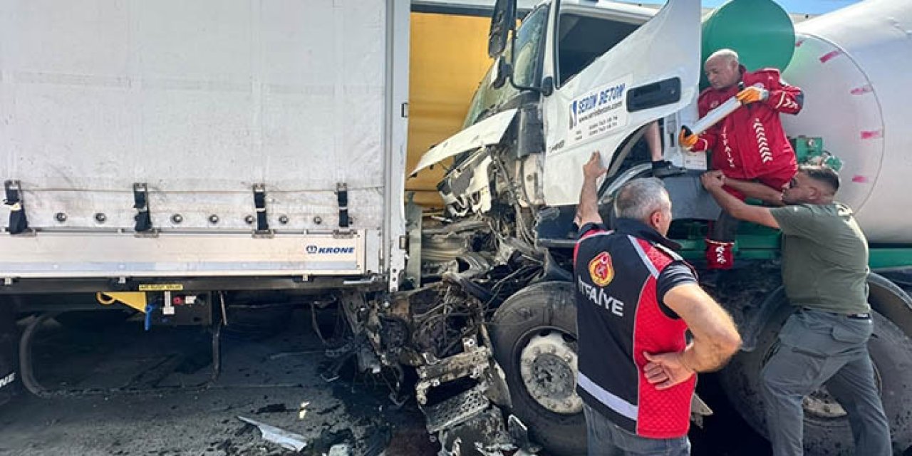 Sürücüsünün direksiyon başında uyuduğu beton mikseri 2 tıra çarptı; 1 yaralı
