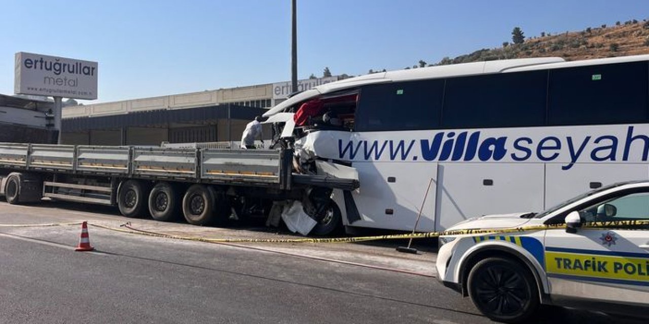 Yolcu otobüsü tıra arkadan çarptı: 2 ölü, 18 yaralı