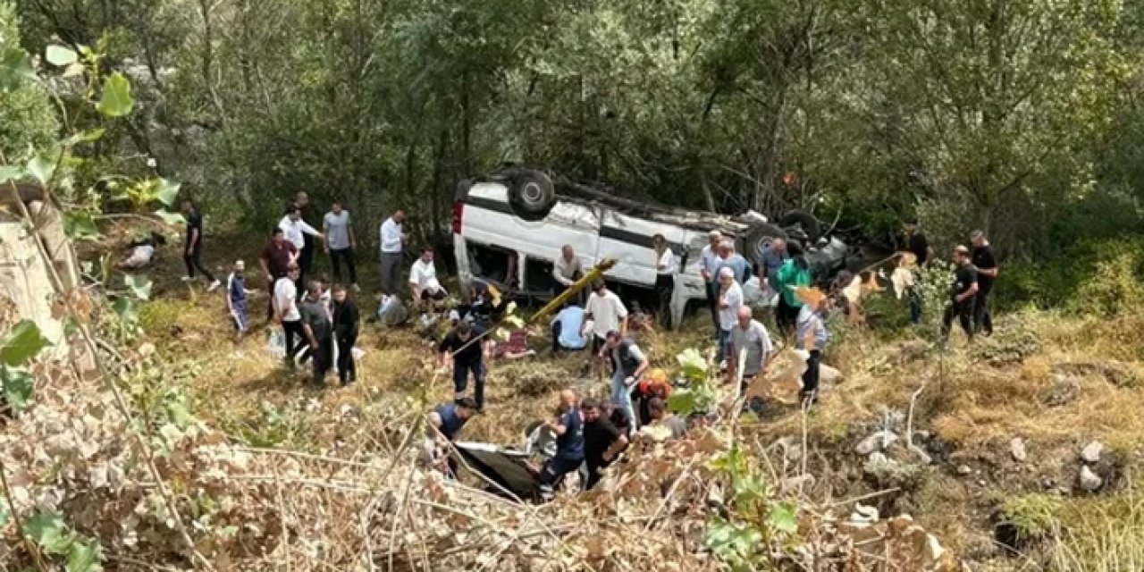 Minibüs şarampole yuvarlandı: 4 can kaybı, 10 yaralı