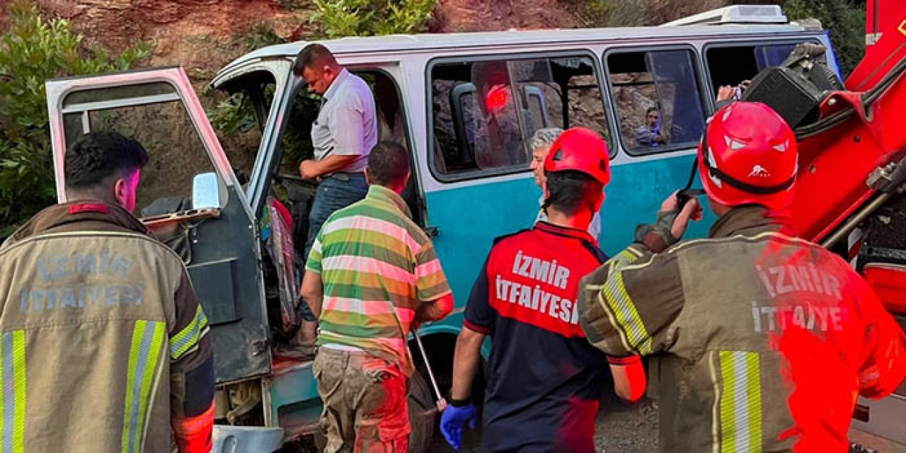 İzmir’de tarım işçilerini taşıyan minibüs kaza yaptı: 1 ölü, 8 yaralı