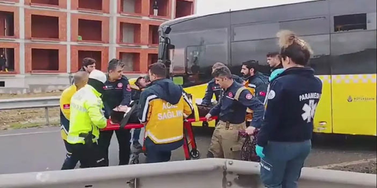 Büyükçekmece'de otomobil İETT otobüsüne çarptı: 1’i ağır 3 yaralı