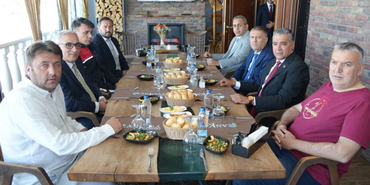Gençlerbirliği Uğur komisere çiçek ve forma hediye etti