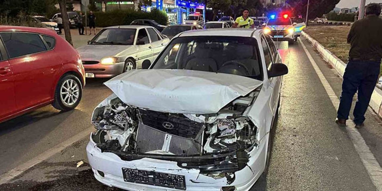 Kırmızı Işıkta Bekleyen Otomobile Arkadan Çarpma: 3 Yaralı