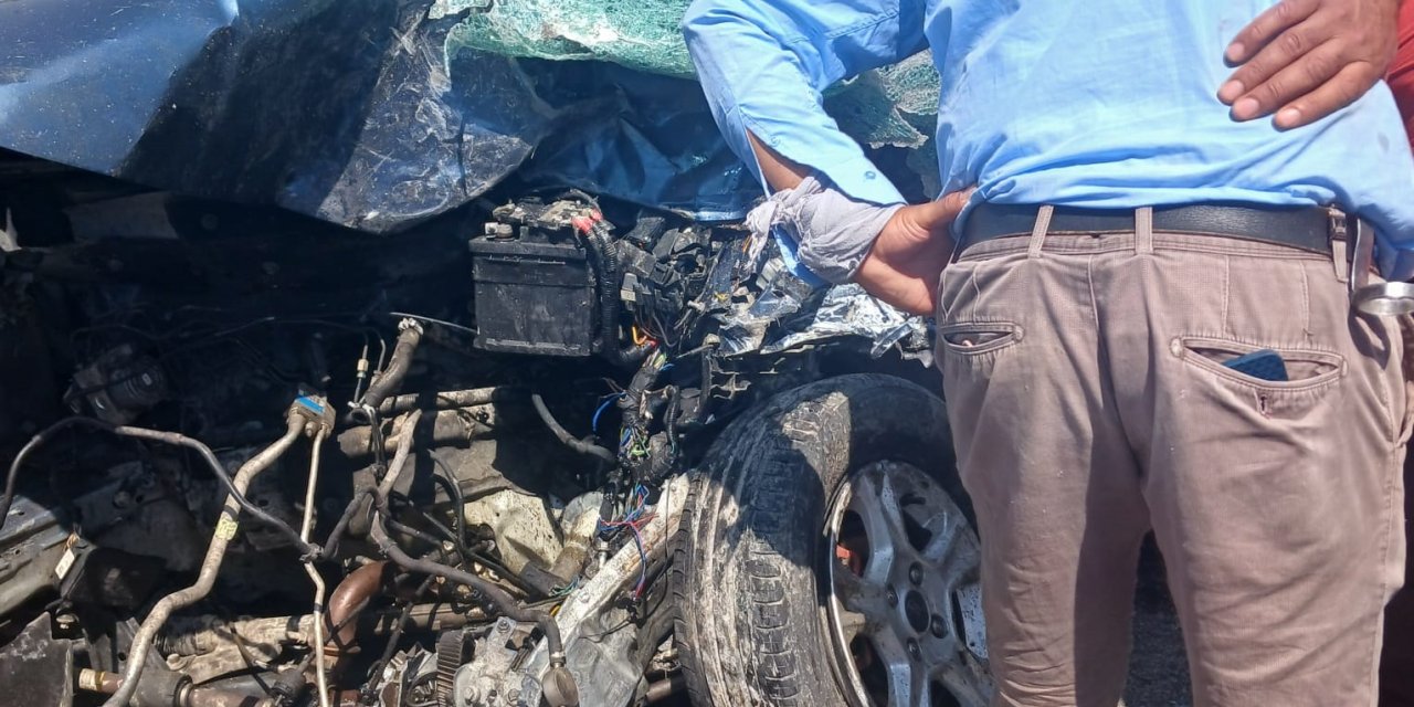 Van'da iki hafif ticari araç kafa kafaya çarpıştı: 2 ölü, 9 yaralı