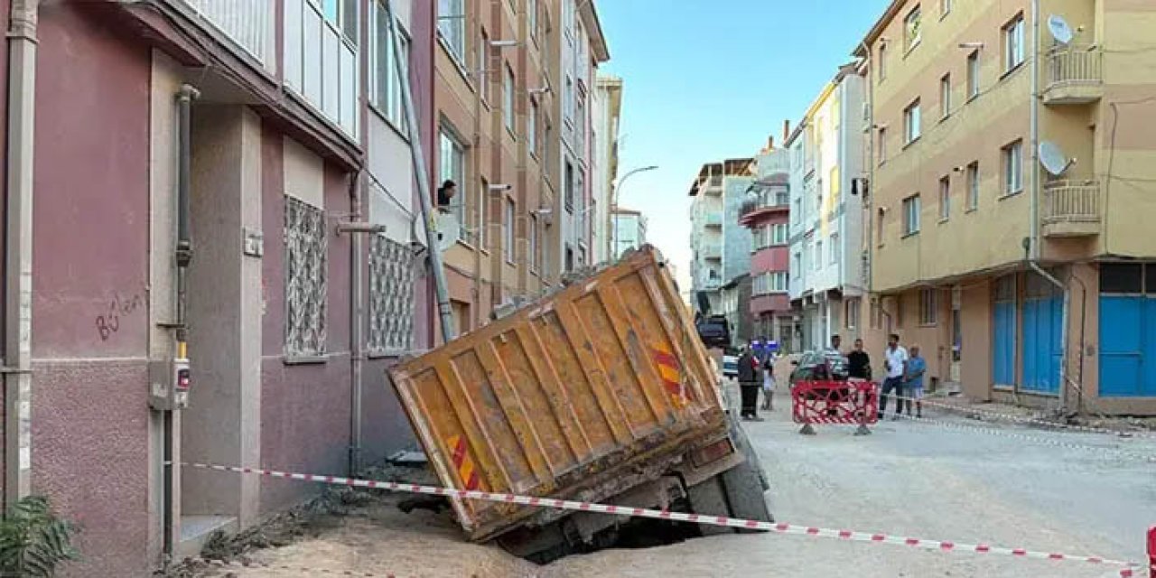 Hafriyat kamyonu çöken yoldaki çukura düştü