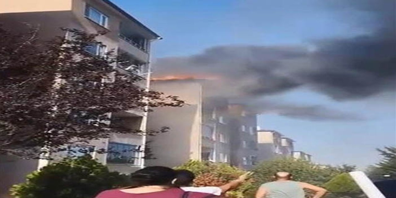Silivri'de sitede 5 katlı binanın çatısında yangın