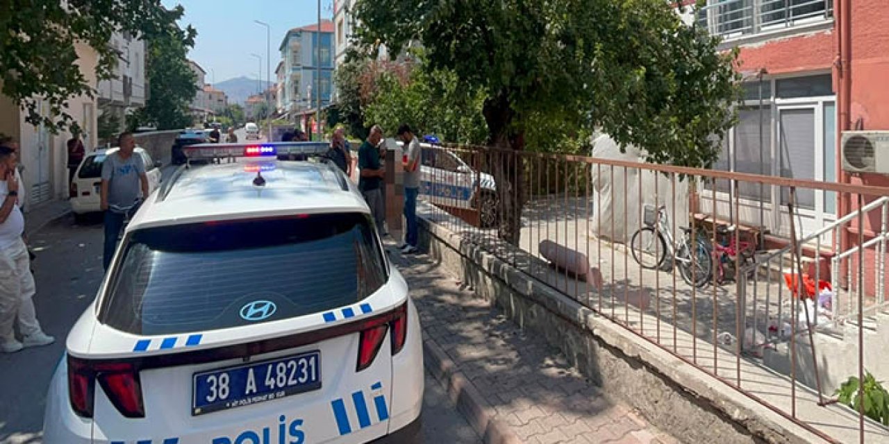 Boşanma aşamasındaki eşini bıçaklayıp, polise teslim oldu