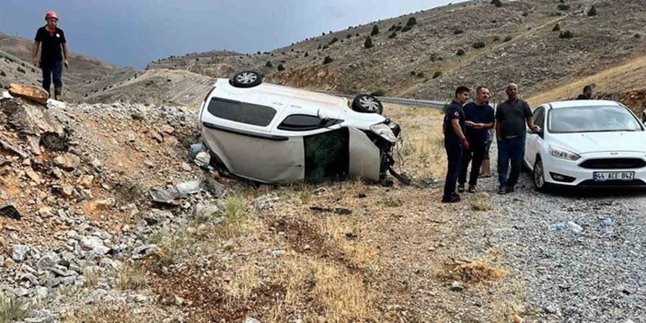 Hafif ticari araç takla attı: 6 yaralı