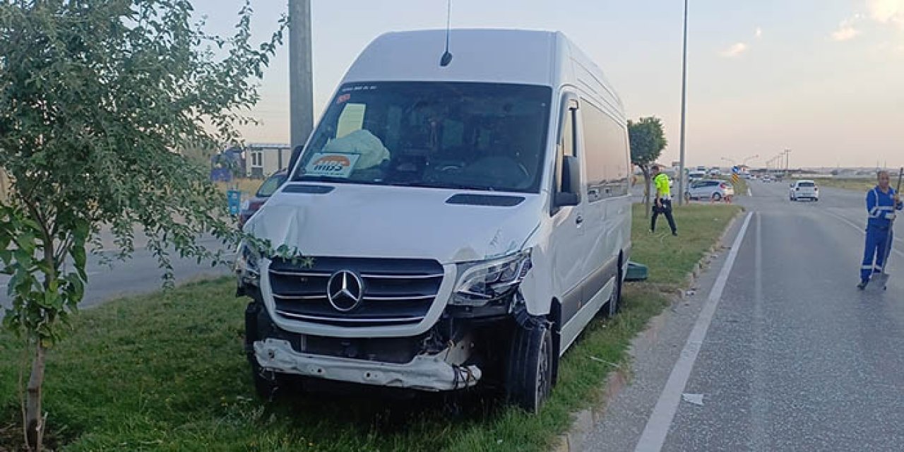 İşçi servisi refüjdeki reklam panosuna çarptı: 6 yaralı