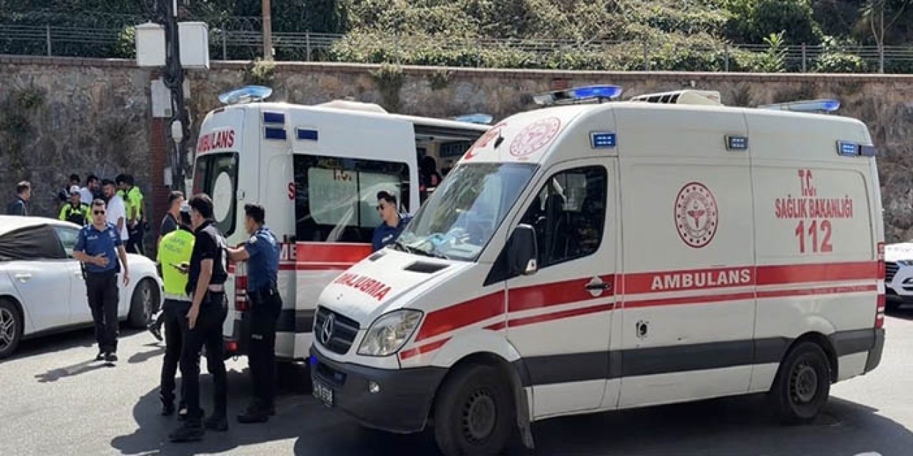 Ataşehir’de otomobil istinat duvarına çarptı; 3 yaralı