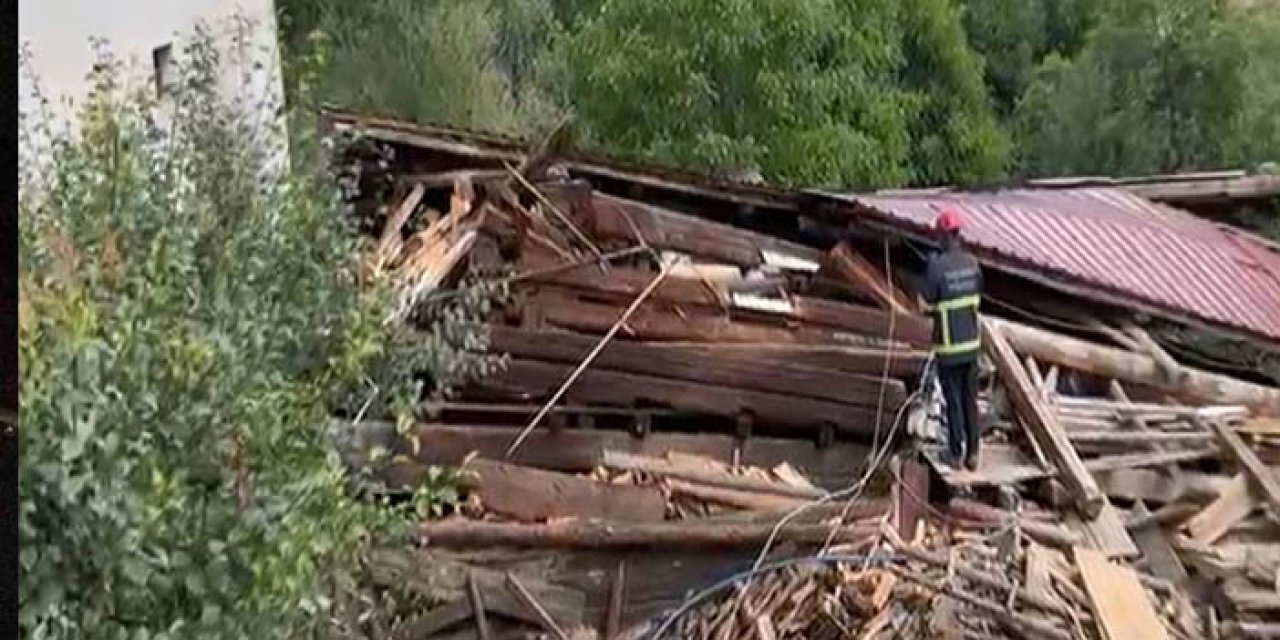 Tadilat yapılan 2 katlı köy evi çöktü; 5 yaralı