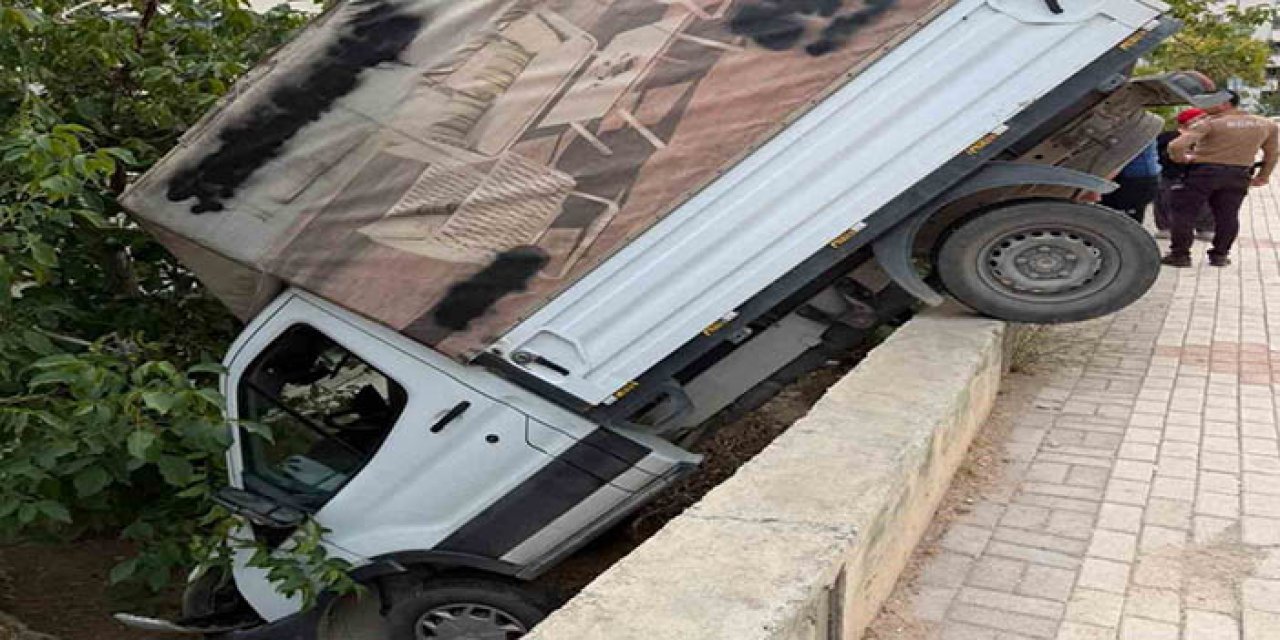 Elazığ'da Kamyonet Bahçeye Uçtu: 1 Yaralı
