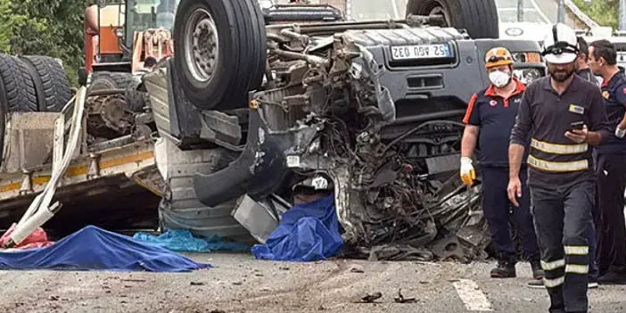 Karşı şeride geçen çekici, motosiklet ile çarpıştı: 2 ölü