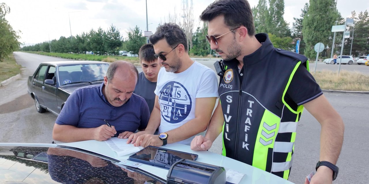 Uygulamayla çağırdığı korsan taksiyi polise bildirdi, kendisine de ceza kesildi