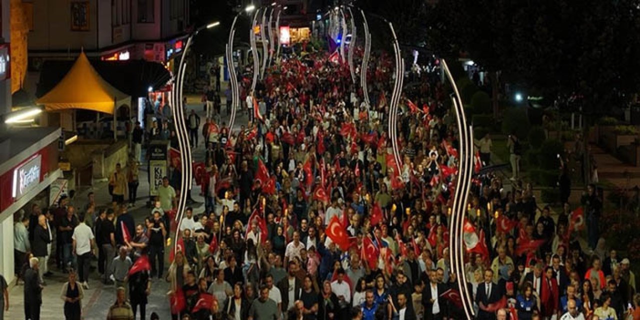 Yüzlerce kişi Türk bayrakları ve meşalelerle yürüdü