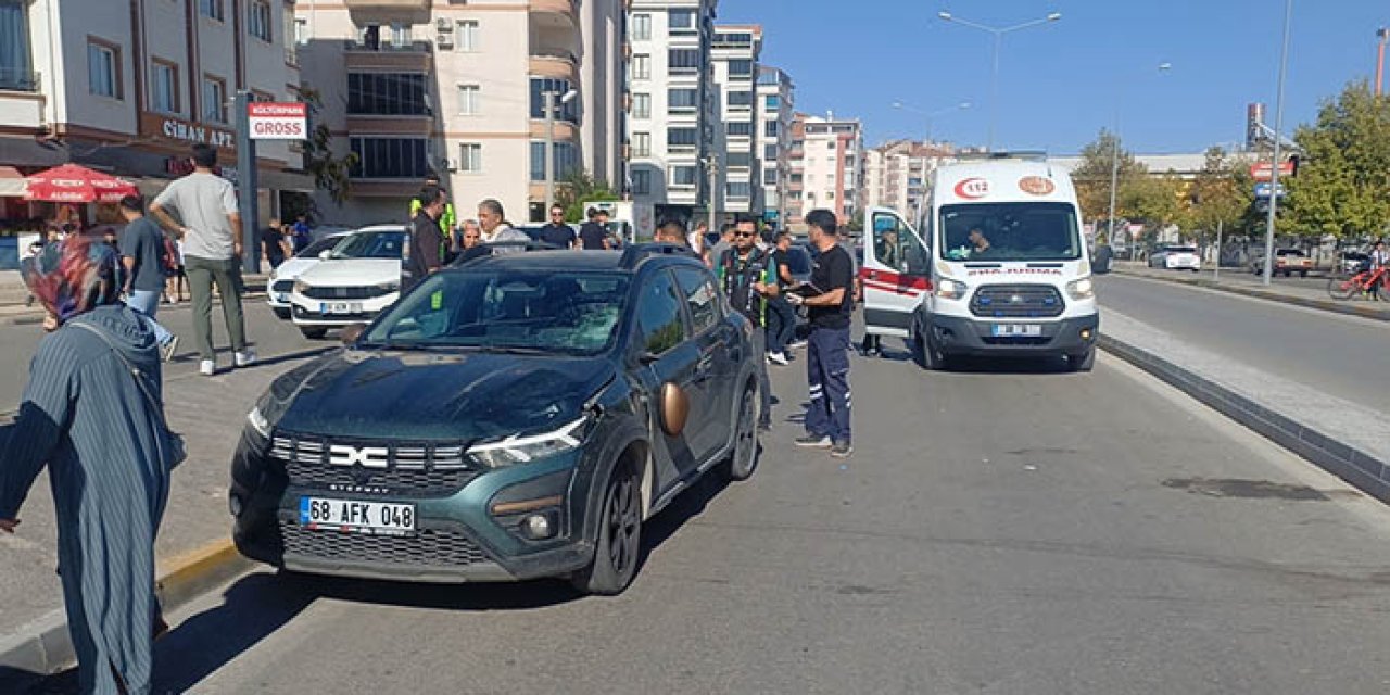 Otomobilin çarptığı polis memuru ve eşi yaralandı