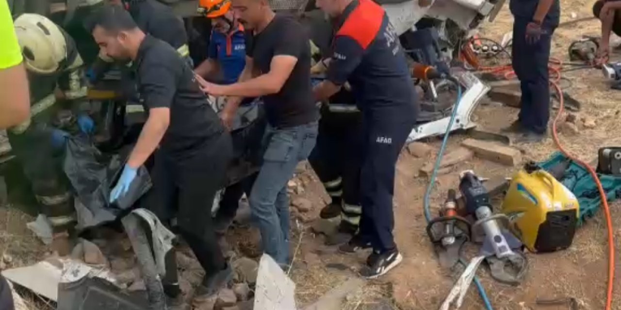 Batman'da devrilen TIR'ın şoförü öldü