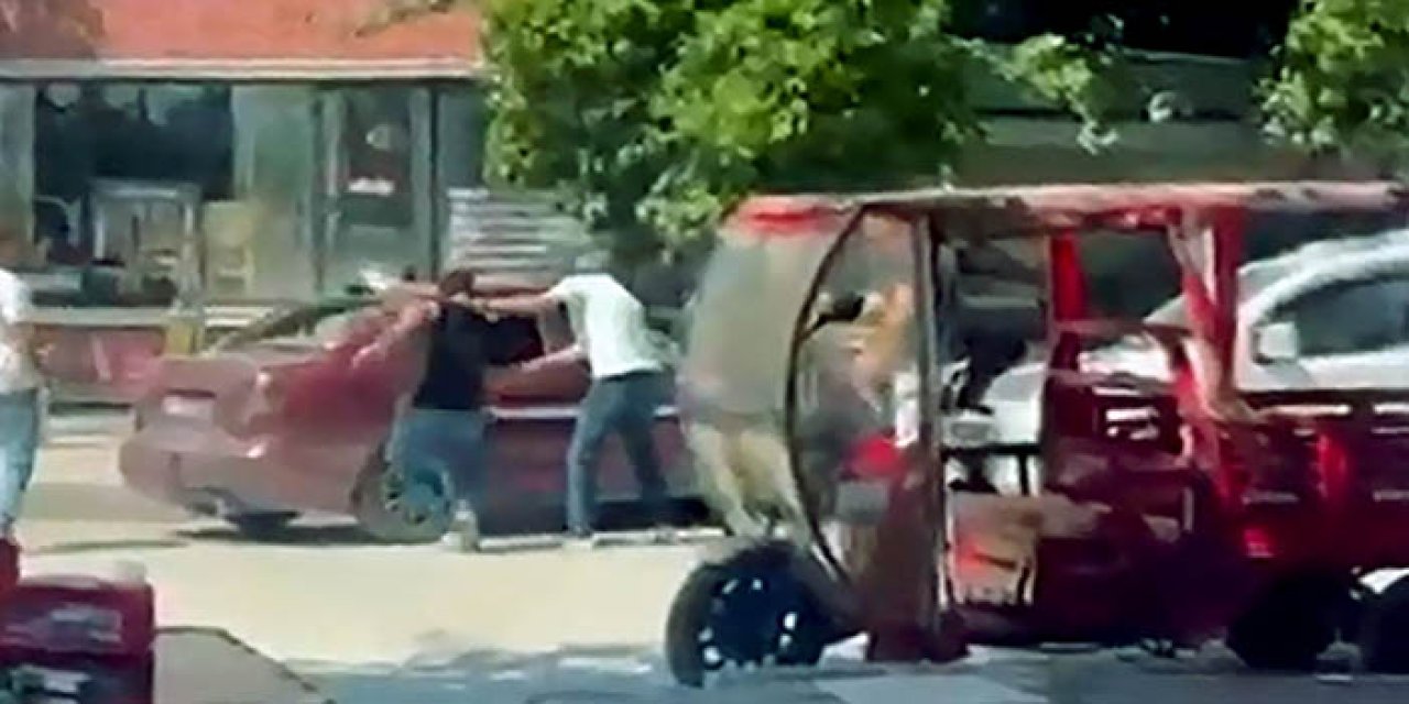 Husumetlilerini darbedip, otomobiline sopayla zarar verdiler