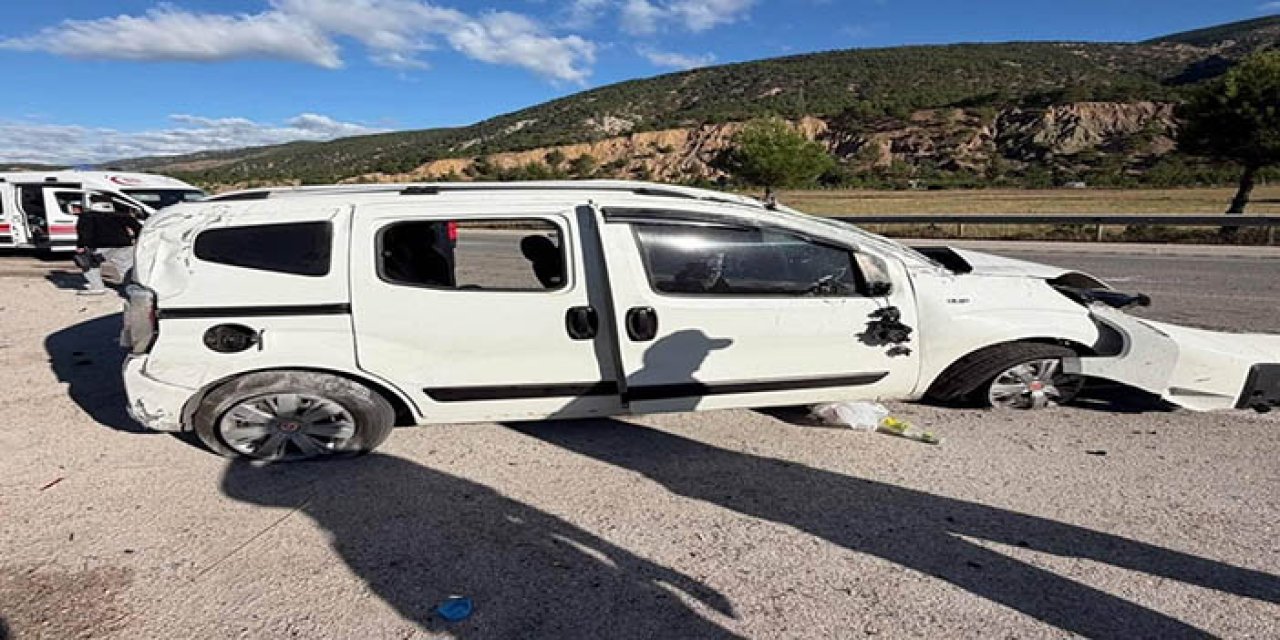 Refüje çarpan hafif ticari araç, takla attı; 4 yaralı