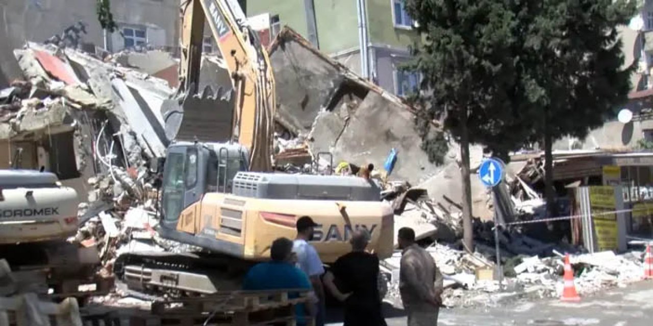 Küçükçekmece’de yıkımı yapılan bina çöktü