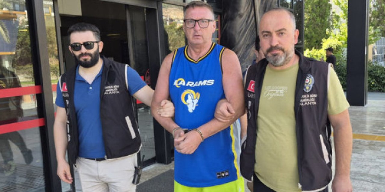 Türk Bayrağına tüküren İngiliz turist tutuklandı