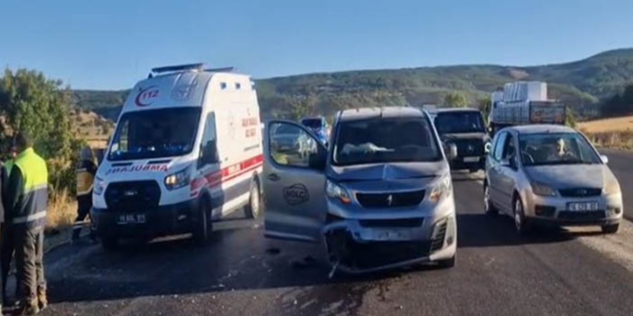 Çorum’da minibüs ile traktör çarpıştı: 1 ölü, 1 yaralı