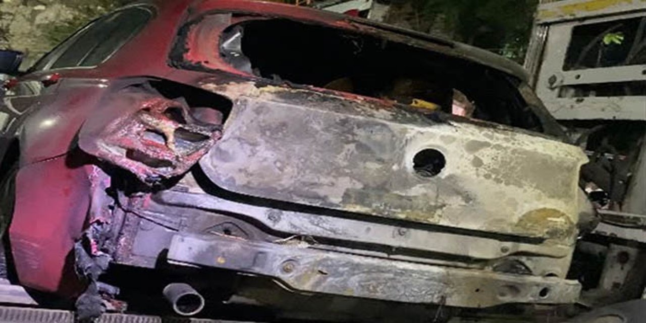 Fatih'te seyir halindeki otomobil alev alev yandı