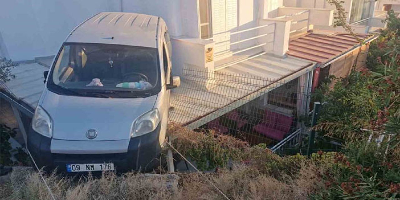 Yazlık evin verandasına otomobil düştü