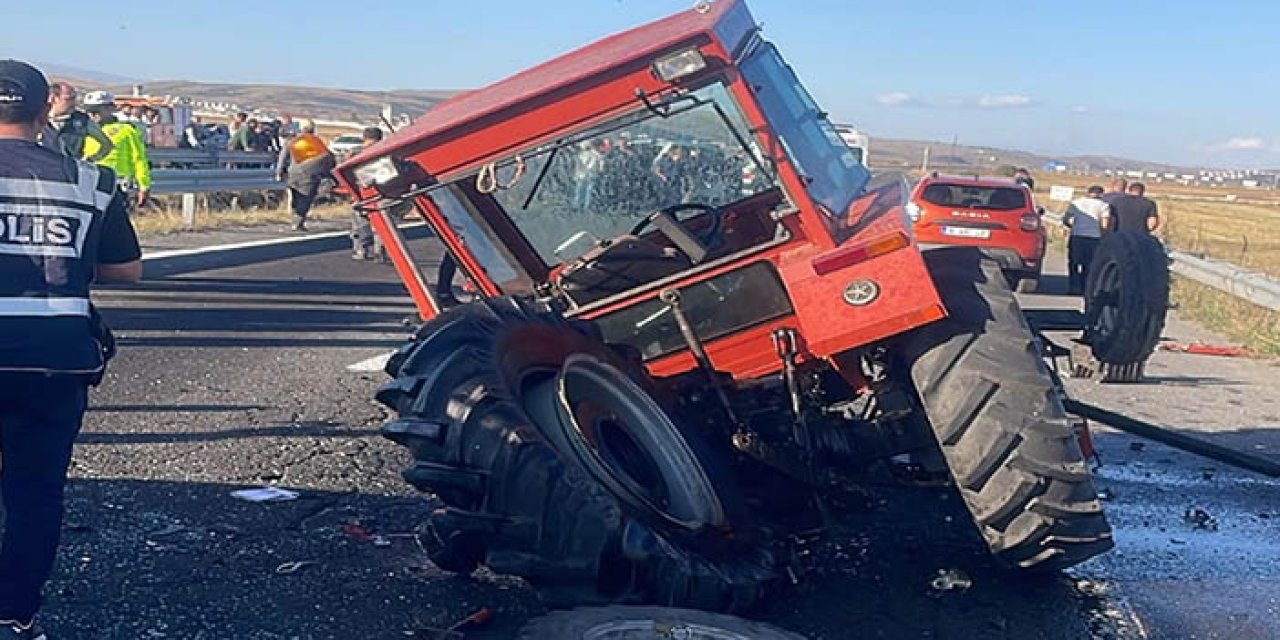 Hafif ticari araç ile traktör çarpıştı: 6 yaralı