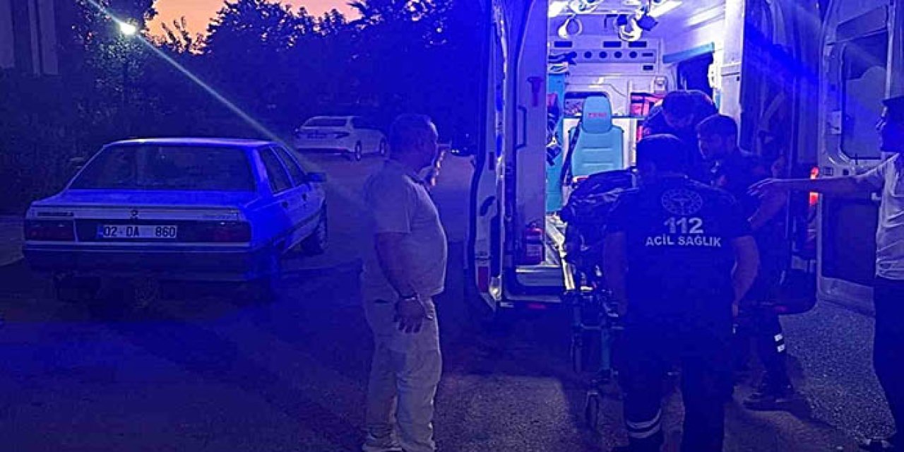 Otomobil kaldırıma çıktı: 3 yaralı