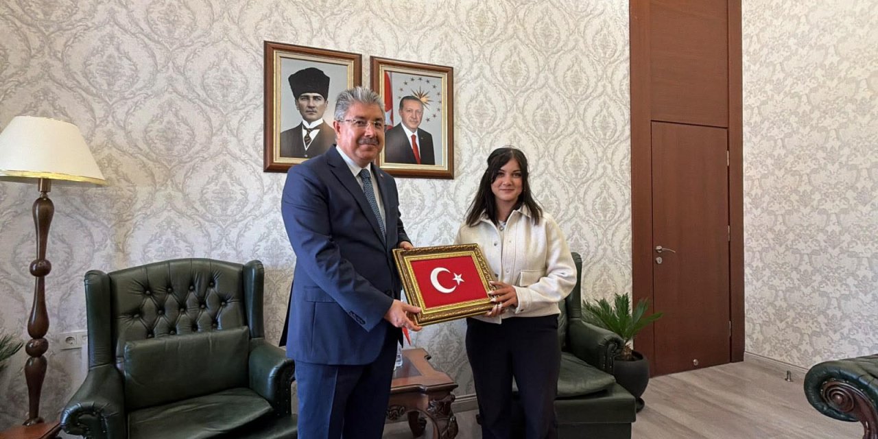 Yerdeki Türk bayraklarını toplayan kurye Gülten’e validen teşekkür
