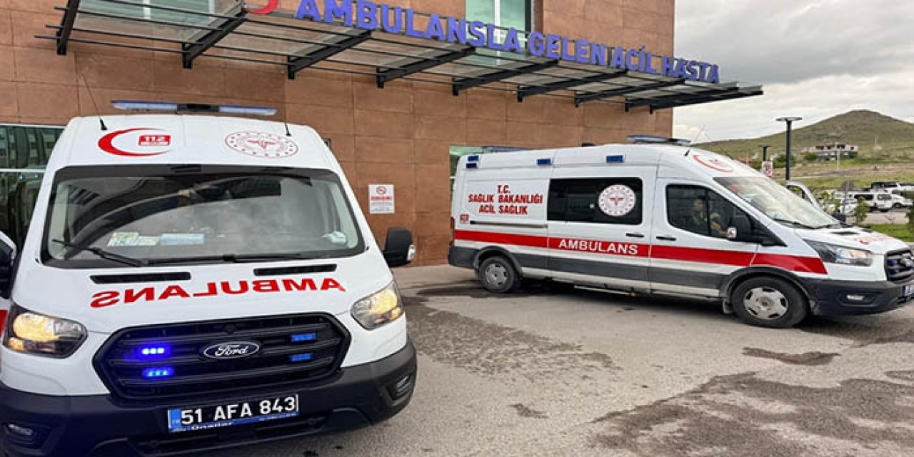 Lastiği patlayan minibüs şarampole devrildi; 5 yaralı