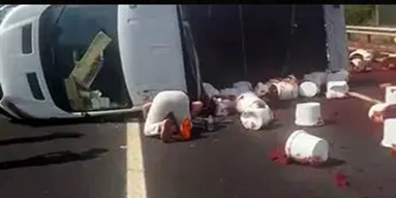Adana’da salça yüklü kamyonet devrildi