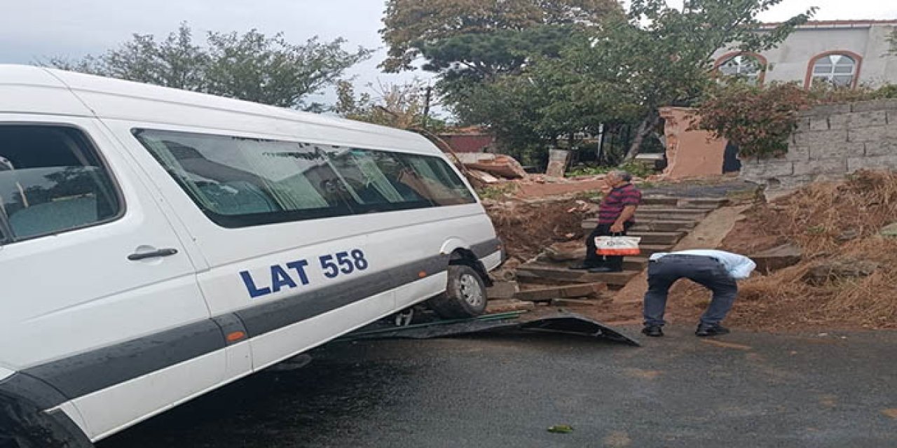 Sarıyer'de duvara çarpan okul servisinin şoförü yaralandı
