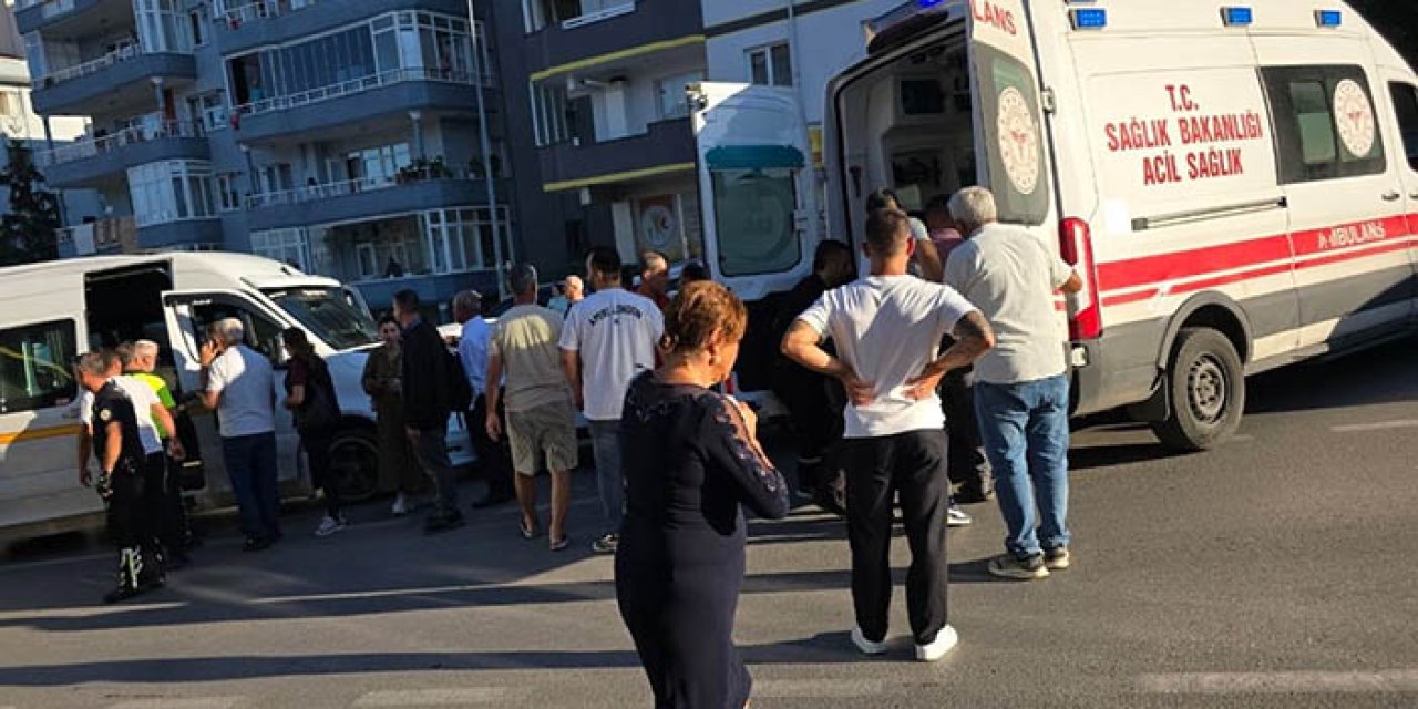 Sürücüsünün kalp krizi geçirdiği servis minibüsü, otomobille çarpıştı