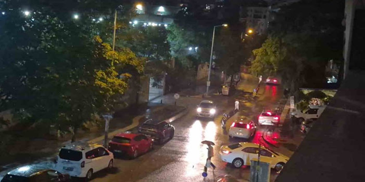 Ankara'da akşam başlayan sağanak sokakları göle çevirdi