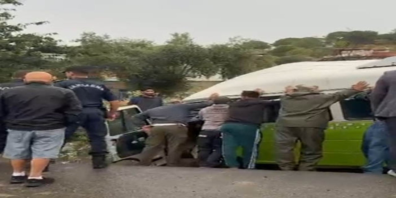Çanakkale'de minibüs su kanalına devrildi; 1 ölü, 2 yaralı