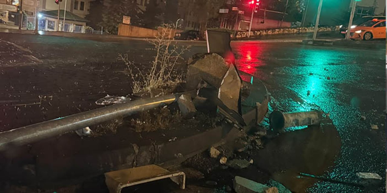 Ankara Keçiören'de selden çöken yolda çok sayıda araç hasar gördü
