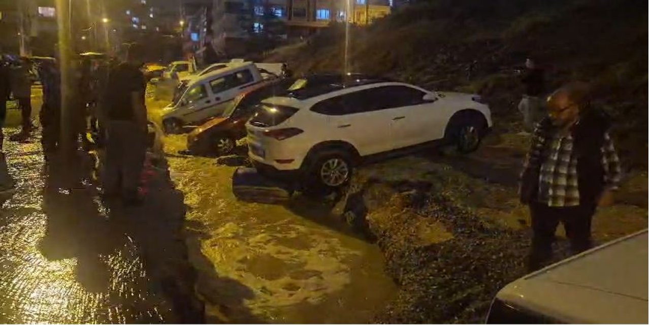 Keçiören'de yol çöktü; araçlar içine düştü