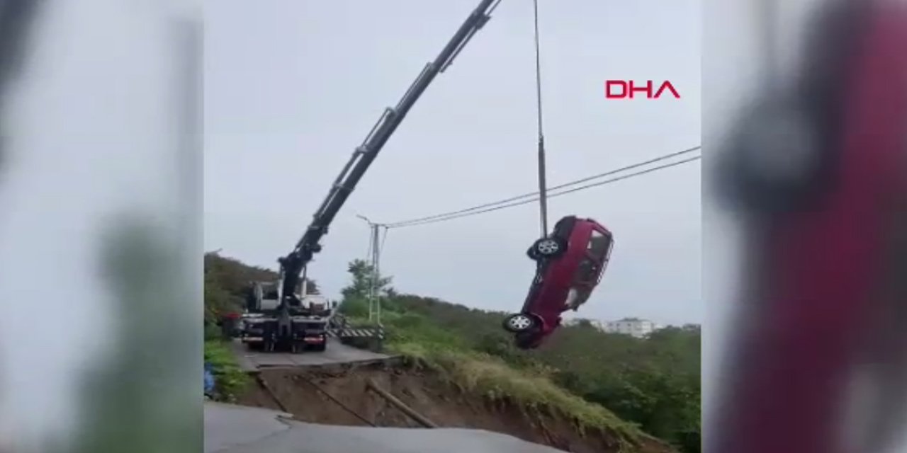 Mahalle yolu çöktü; sürüklenen araçtaki 2 kişi yaralandı