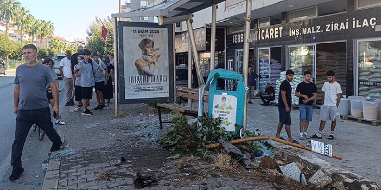 Otomobil önce yayaya ardından duraktaki karı kocaya çarptı; 3 yaralı