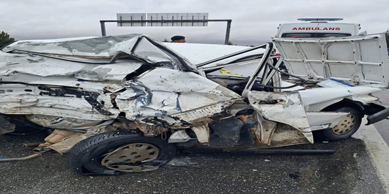 Tır otomobile çarptı; 2 ölü