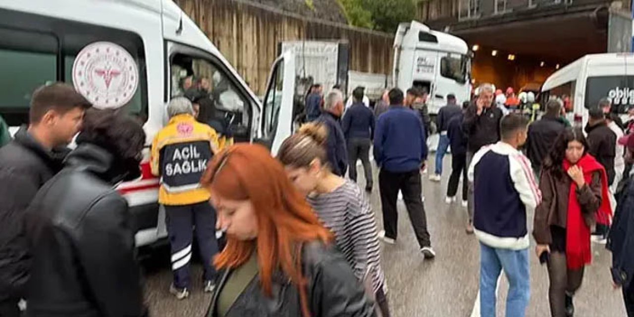 Minibüs ile tır çarpıştı: 1 ölü, 11 yaralı