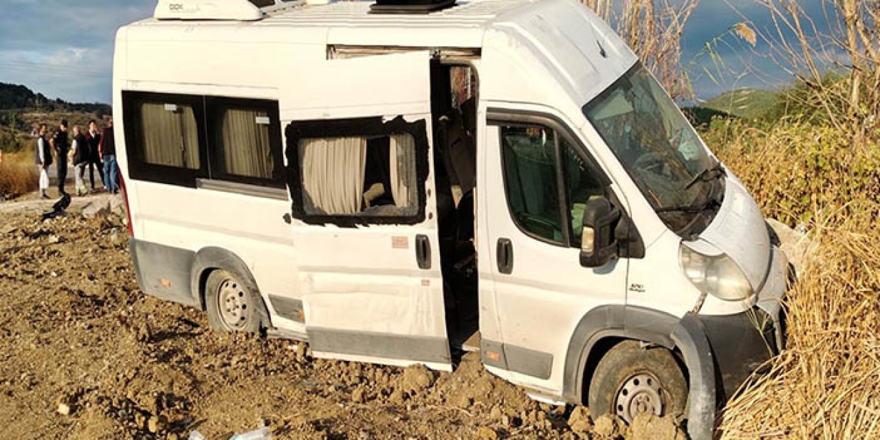 Balıkesir'de işçi servis minibüsü şarampole yuvarlandı; 13 yaralı