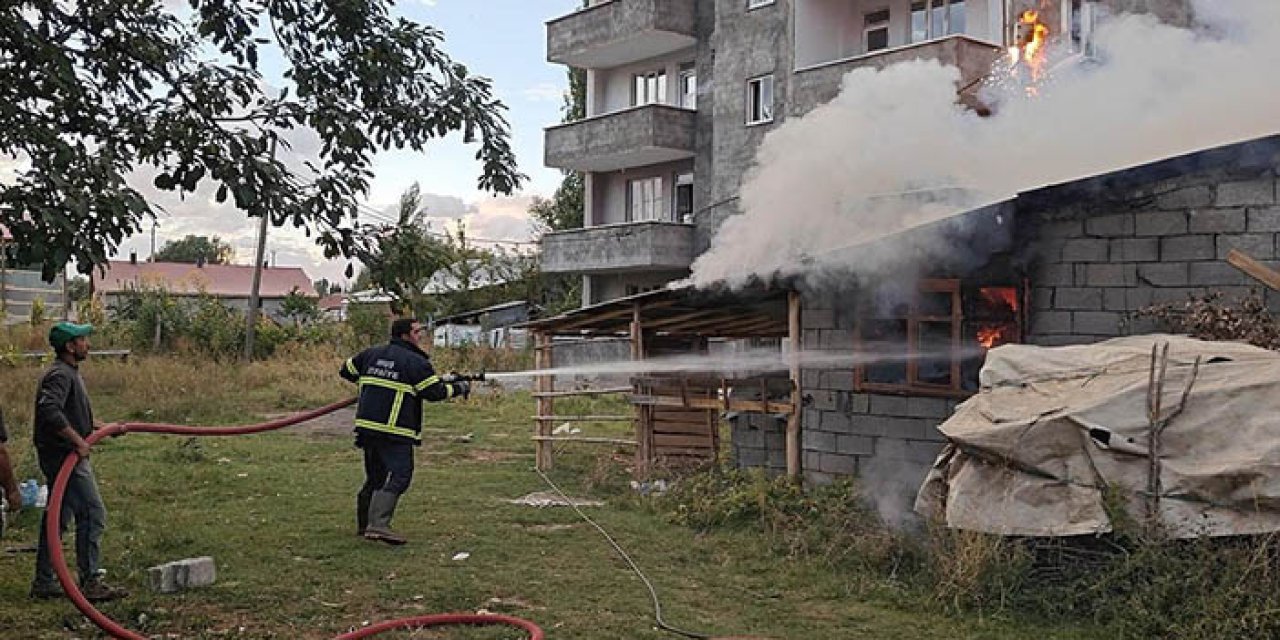 Muş'ta tandır yakılırken çıkan odunluk yangını elektrik direğine sıçradı